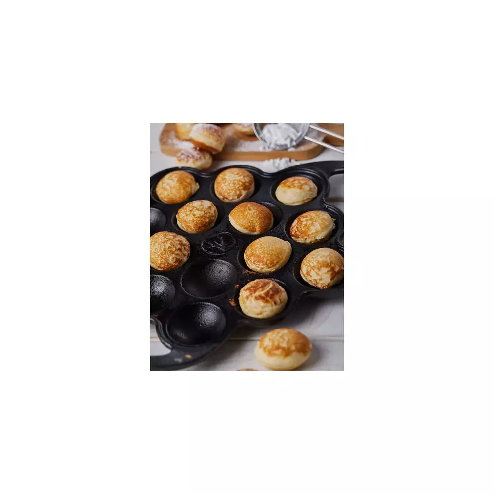 https://cms.kookpunt.nl/files/styles/s1000webp/public/2021-03/2-6b8713cc85-victoria-seasoned-cast-iron-poffertjes-pancake-pan-lifestyle_2_2000px.jpg.webp?itok=rxsL499I